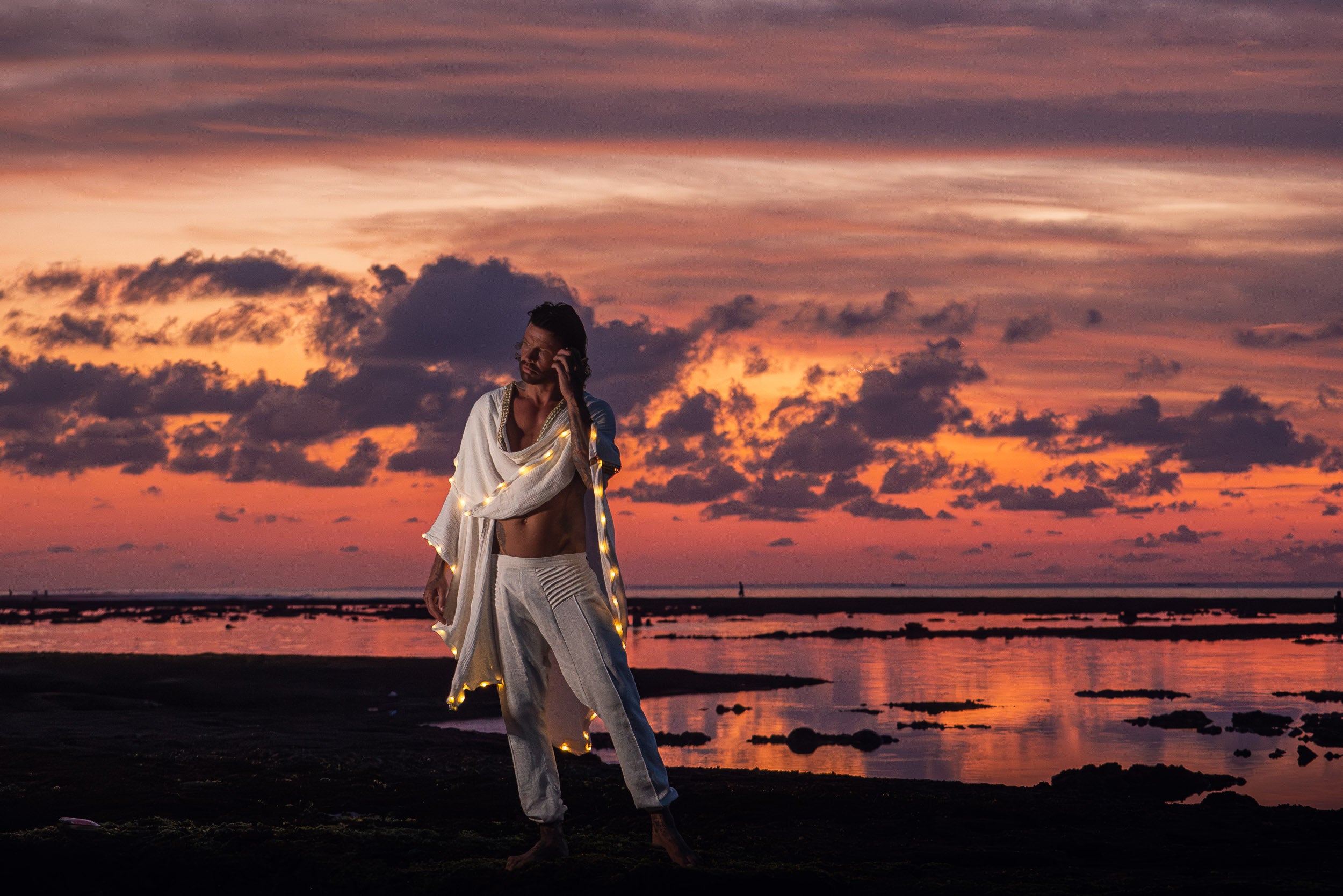 LED Kaftan (White/Gold)