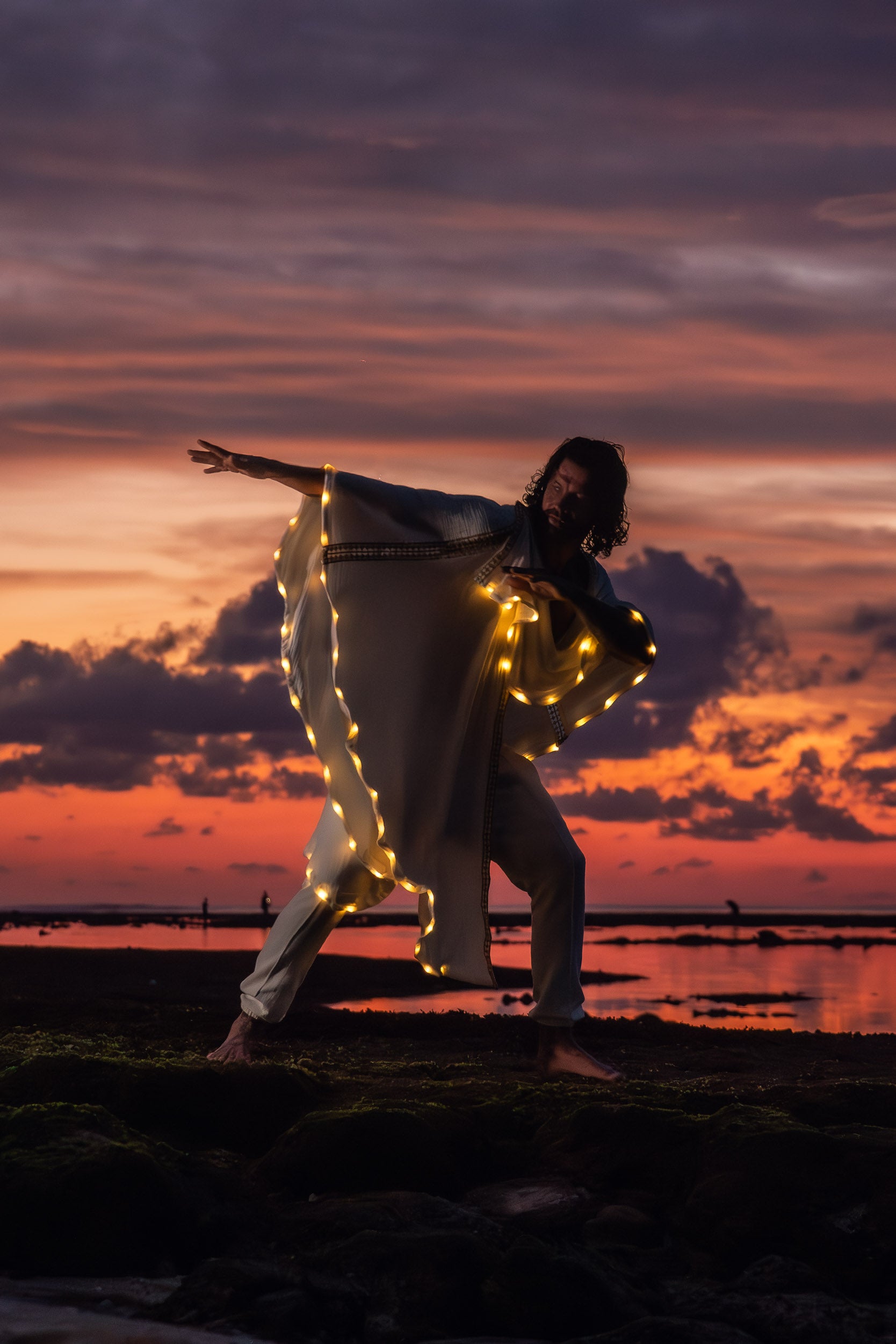 LED Kaftan (White/Gold)