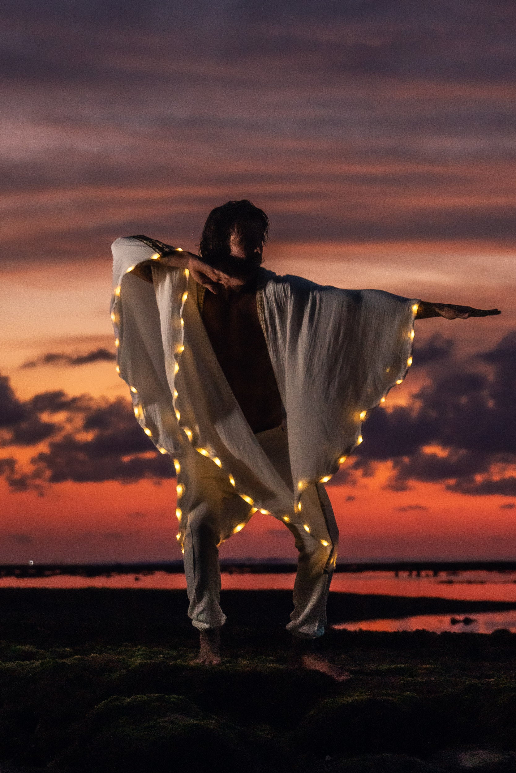 LED Kaftan (White/Gold)