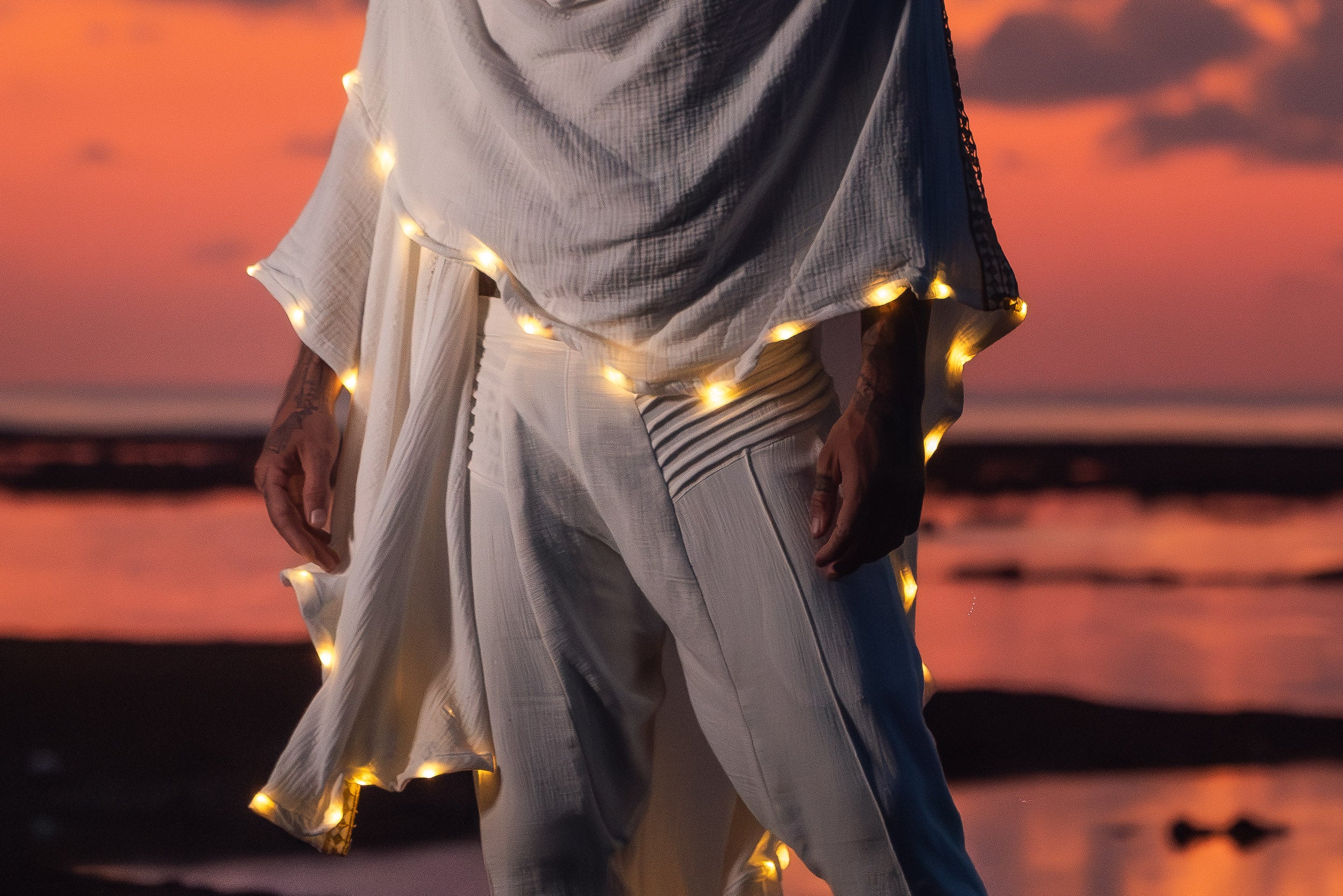 LED Kaftan (White/Gold)
