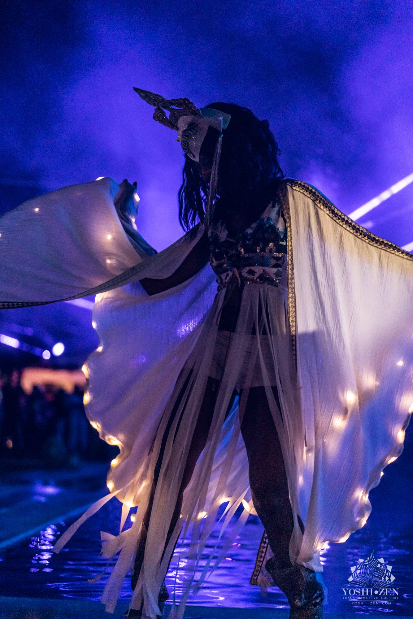 LED Kaftan (White/Gold)