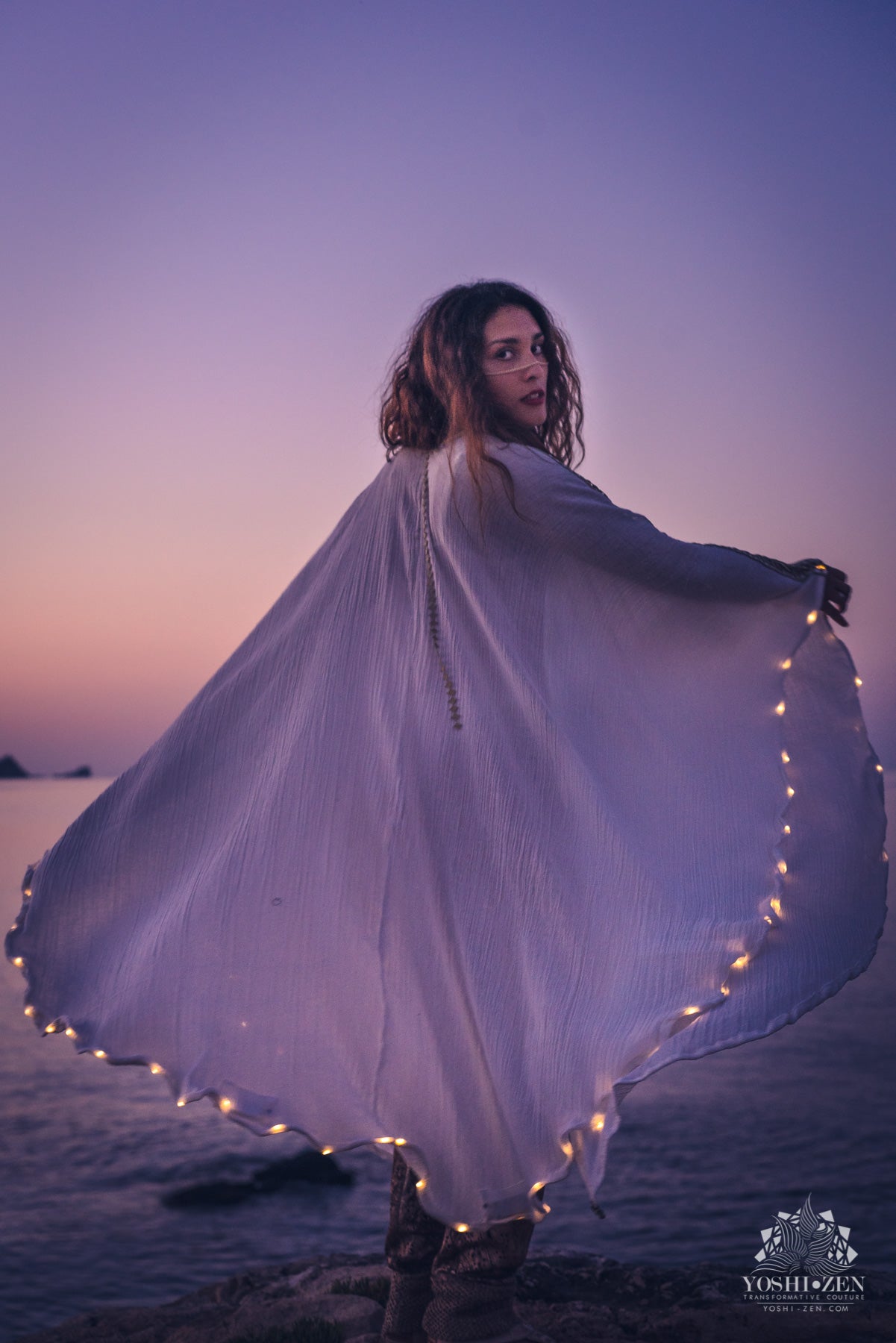 LED Kaftan (White/Gold)