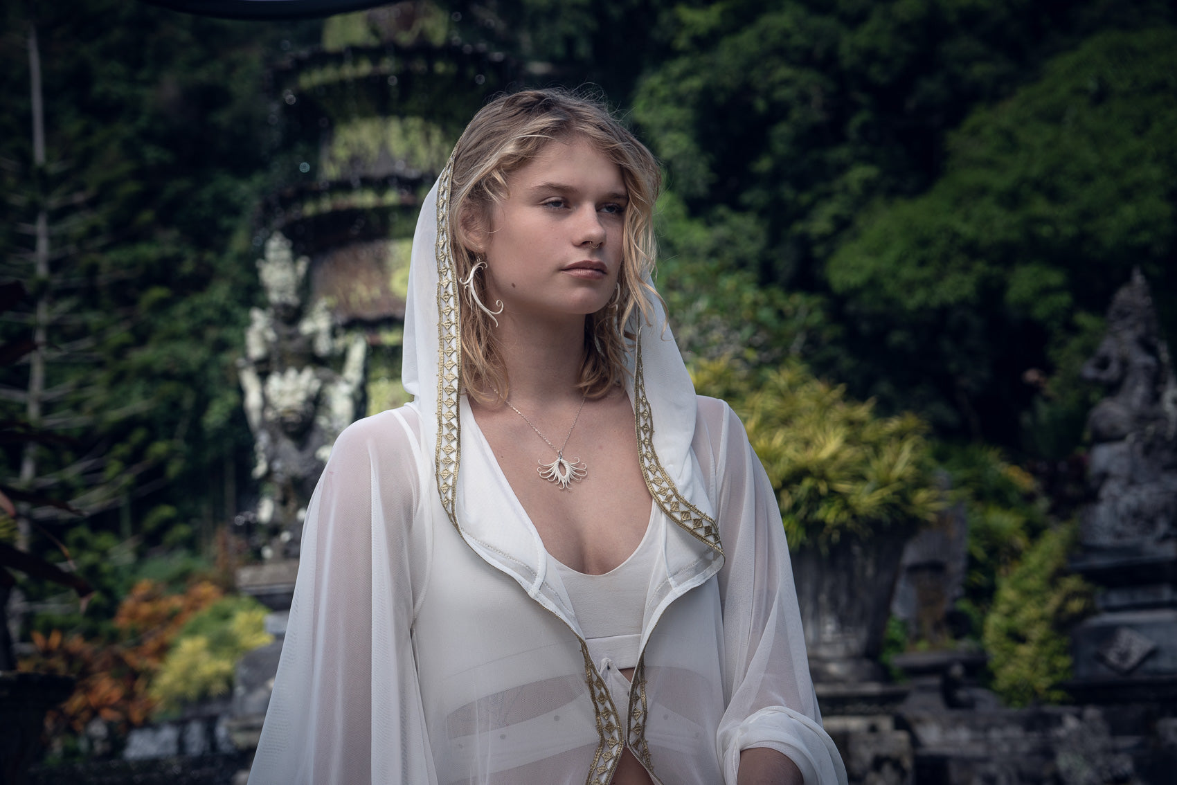 Peacock Eye Choker Necklace (White) - Zoa Chimerum