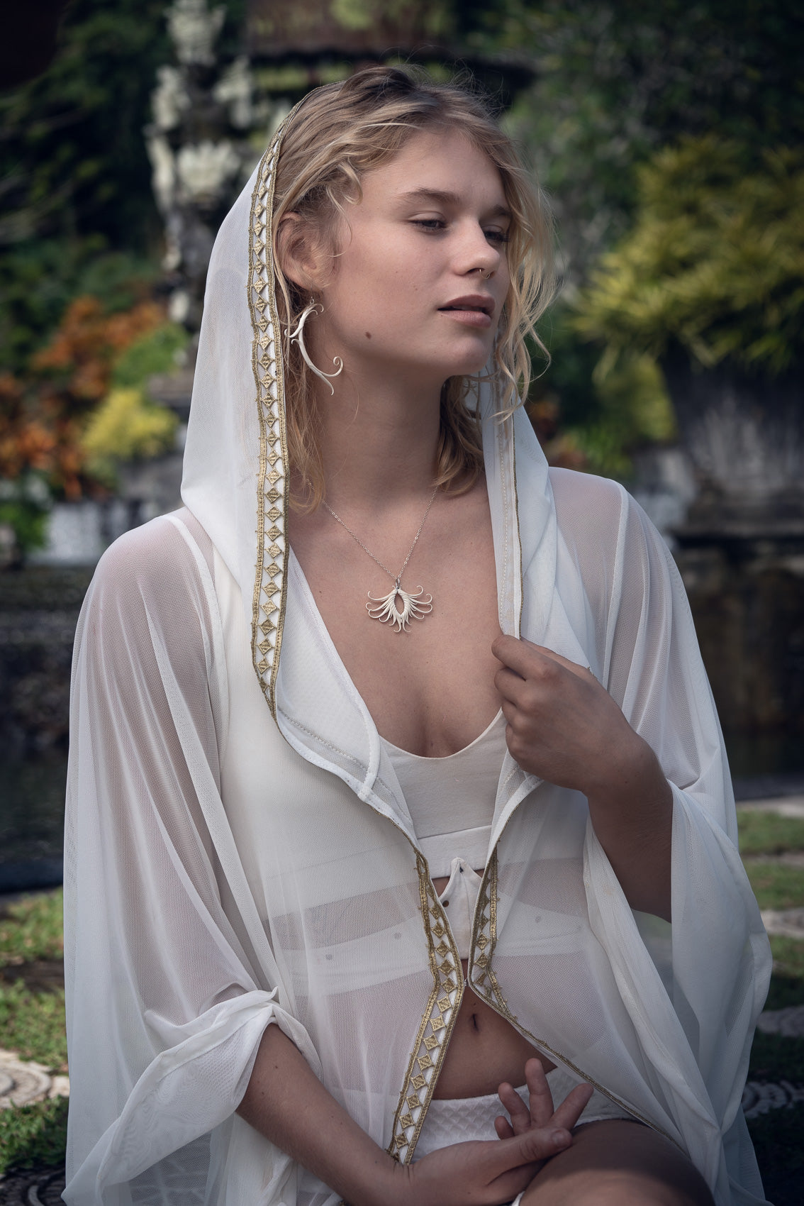 Peacock Eye Choker Necklace (White) - Zoa Chimerum