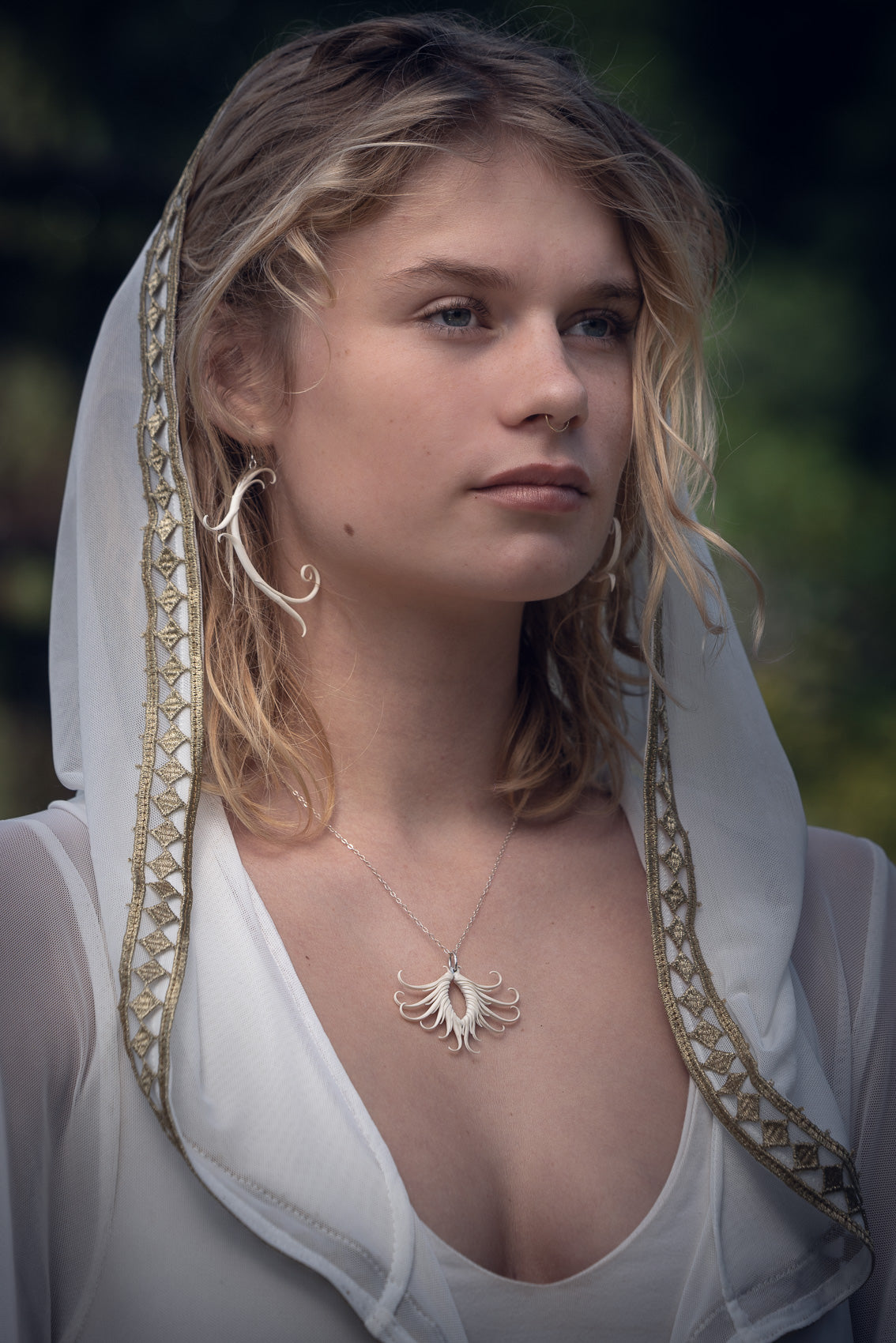 Peacock Eye Choker Necklace (White) - Zoa Chimerum