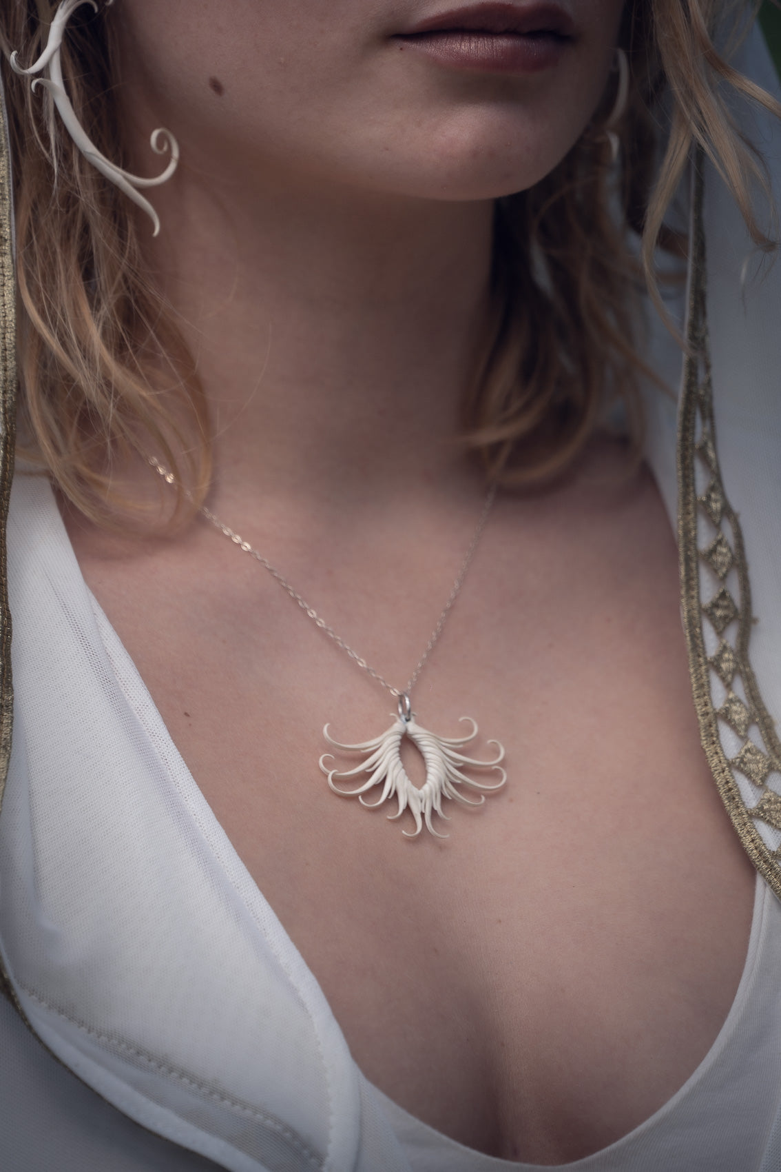 Peacock Eye Choker Necklace (White) - Zoa Chimerum